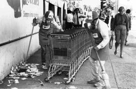 Dos niños trabajadores de un Marmentino Letelier, ordenando los carros y barriendo