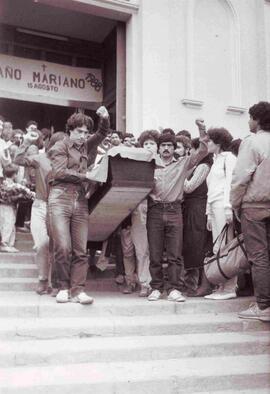 Funeral de un miembro del Frente Patriótico Manuel Rodríguez, imagen del féretro siendo sacado de...