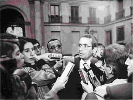 Ministro del Interior, Carlos Cáceres, dialoga con grupo de periodistas: Santiago, Palacio de La ...