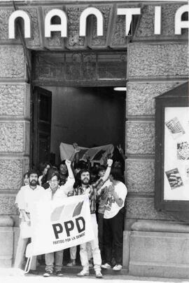 Manifestantes con banderas del Partido por la Democracia (PPD)