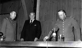 Augusto Pinochet, Comandante en Jefe del Ejército de Chile, junto al Presidente del Senado, Gabri...