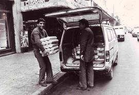 Trabajadores descargan camioneta