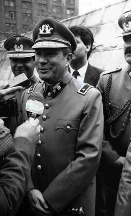 Jorge Zincke, Vicecomandante en Jefe del Ejército de Chile, dialoga con periodistas: Santiago, Pl...