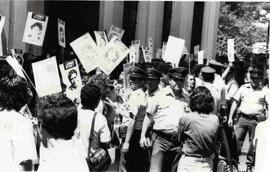 Manifestación del movimiento Sebastián Acevedo con carteles de los detenidos desaparecidos y cara...