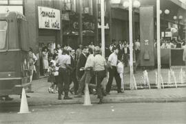 Carabineros tratando de agarrar a manifestante