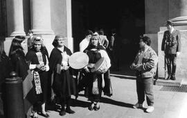 Mapuches manifestándose afuera del Palacio de la Moneda