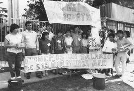 Trabajadores protestando para que les suban su salario