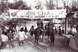 Celebración 18 de Septiembre. Entrada Fonda de Don Chalon, con carabineros en caballo