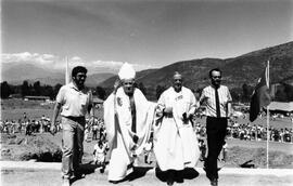 Cardenal Raúl Silva Henríquez, ingresa al Templo del Santuario de Santa Teresita de los Andes