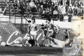 Imagen de partido de futbol en el que la Universidad de Chile está haciendo una jugada