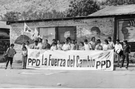 Jóvenes con bandera del Partido por la Democracia (PPD)