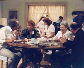 Teleserie Semidios. Compromiso de Alex (Bastián Bodenhofer) y Sonia (Luz Croxatto)