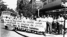 Manifestación pública convocada por la Comisión Chilena de Derechos Humanos: Estación de Metro Lo...