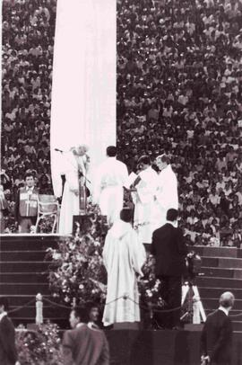 Juan Pablo II dirige una misa en el Estadio Nacional de Chile