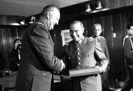 Rodolfo Stange, General Director de Carabineros de Chile, junto a Jorge Lúcar, Vicecomandante del...