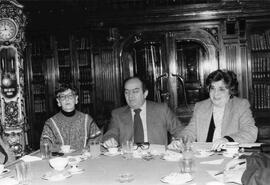 Mario Arnello, Director de Bibliotecas, Archivos y Museos, junto con Úrsula Schadlich y M. Teresa...