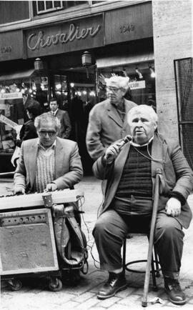 Dos ancianos cantantes callejeros durante su trabajo