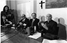 Carlos González, Presidente de la Conferencia Episcopal de Chile, junto al dirigente del Partido ...