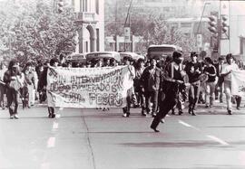 Estudiantes marchando por la Alameda exigiendo una educación sin intervención