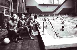 Nadadores en la piscina Olímpica de la Universidad de Chile