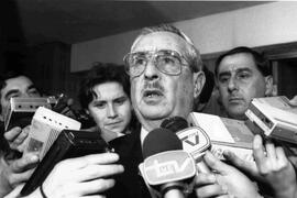 José Toribio Merino, Comandante en Jefe de la Armada de Chile, dialoga con grupo de periodistas