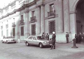 Chile Gob., La Moneda, auto de Pinochet afuera de la Moneda