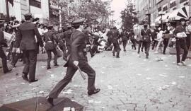 Carabineros arremete contra manifestantes y transeúntes en el centro de la Capital