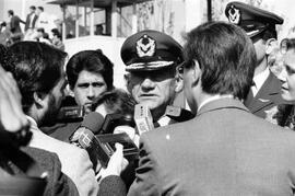 Fernando Matthei, Comandante en Jefe de la Fuerza Aérea de Chile, dialoga con grupo de periodistas