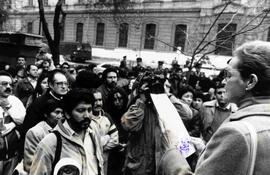 Familiares de los Presos Políticos escuchan discurso frente a la ex Cárcel Pública: Santiago