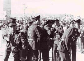 Carabineros en el Parque O'Higgins, intentando cubrirse de agresiones