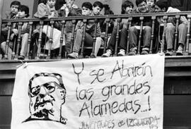 Integrantes de las juventudes de Izquierda, participan en acto de Homenaje a Salvador Allende