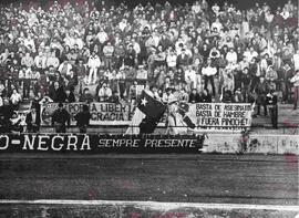 Lienzos antidictadura se exhiben en el estadio mundialista de Mendoza, Argentina