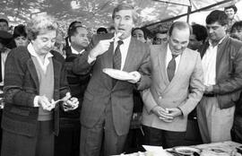 Jaime Ravinet, Alcalde de Santiago, en campaña de prevención del Cólera: Vega Central, Santiago