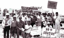 Trabajadores de Carozzi, reclamando afuera de la fábrica