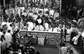 Carlos Oviedo, Arzobispo de Santiago, preside ceremonia religiosa, en la Catedral de Santiago