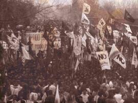 Panorámica de una marcha con miles de personas, por el No