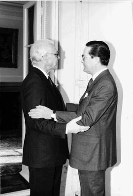 Horst Kullak-Ublick, Embajador de Alemania Federal, junto a Jaime del Valle, Ministro de Relacion...