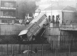 Accidente: camión volcado en un paso bajo nivel