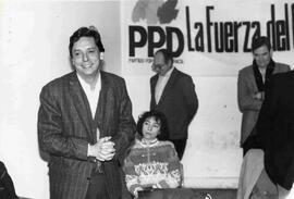 Ominami, Carlos en sede del PPD (plano medio)