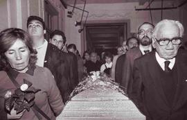 Secretario del Partido Comunista de Chile (PC), Gladys Marín, participa en los funerales de la di...