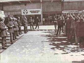 Carabineros impidiendo el paso de la cabeza del desfile hacia la Intendencia