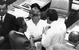 Matthei, Evelyn junto a dos hombres, conversando en el Congreso