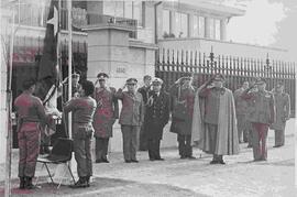 Augusto Pinochet Ugarte, presidente de la República de Chile, presencia el izamiento de la bander...