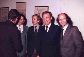 Lavandero, Jorge y Zaldívar, Adolfo, entre otros en una casa