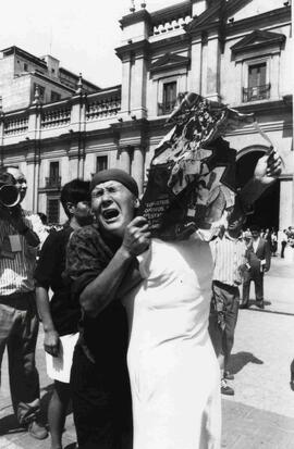 Manifestación familiares detenidos desaparecidos, Moneda. Toledo, Lucía