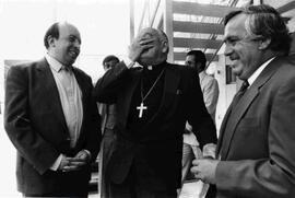 Cardenal Raúl Silva Henríquez, junto al Obispo Tomás González, visita las obras del nuevo campus ...