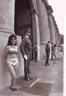 Dos mujeres en la entrada del Palacio de la Moneda, vestidas con bikinis, al lado de los carabineros