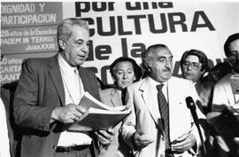 Sergio Valech, Vicario de la Solidaridad, junto a Alejandro Hales y grupo de personas, reparte pu...