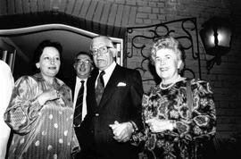 Luisa Durán, esposa de Ricardo Lagos, junto a Ricardo Serrano y otras personas