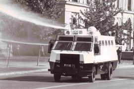 Carro lanza aguas, pasando por fuera de la Casa Central de la Universidad Católica